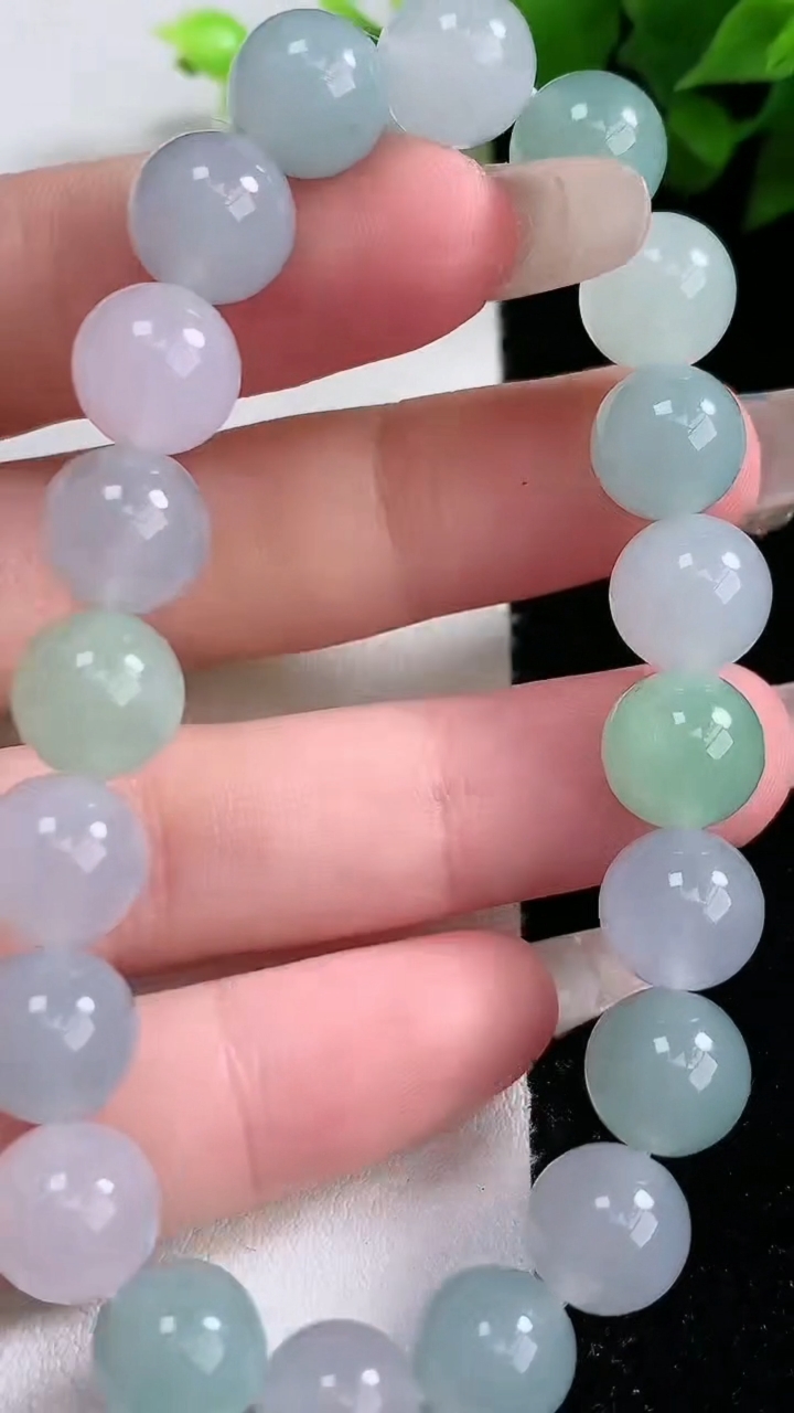 天然A货翡翠圆珠手串，尺寸9.5-20颗，重:29.96g3月9日
工厂直销收藏佳品,种好水足，色泽均匀，有种有色，上手高大气！