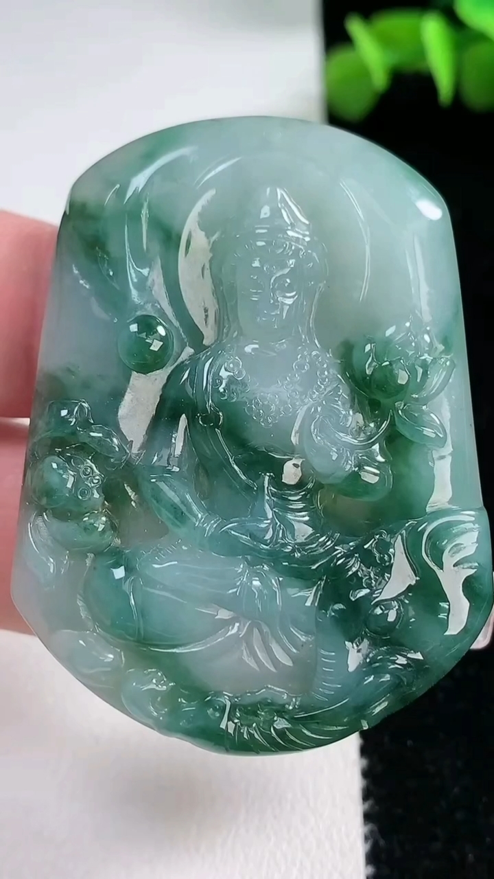 天然A货翡翠飘花普贤菩萨吊坠，尺寸51-38.6-6，重量25.23g
3月9日