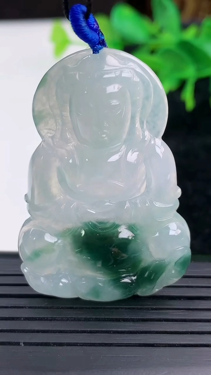 天然A货翡翠冰种飘花观音菩萨吊坠尺寸47.4-32.3-3.6重量:13.43g
3月9日