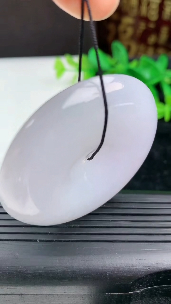 天然A货翡翠紫罗兰平安扣吊坠尺寸51.7-10.5重量:61.99g
3月9日