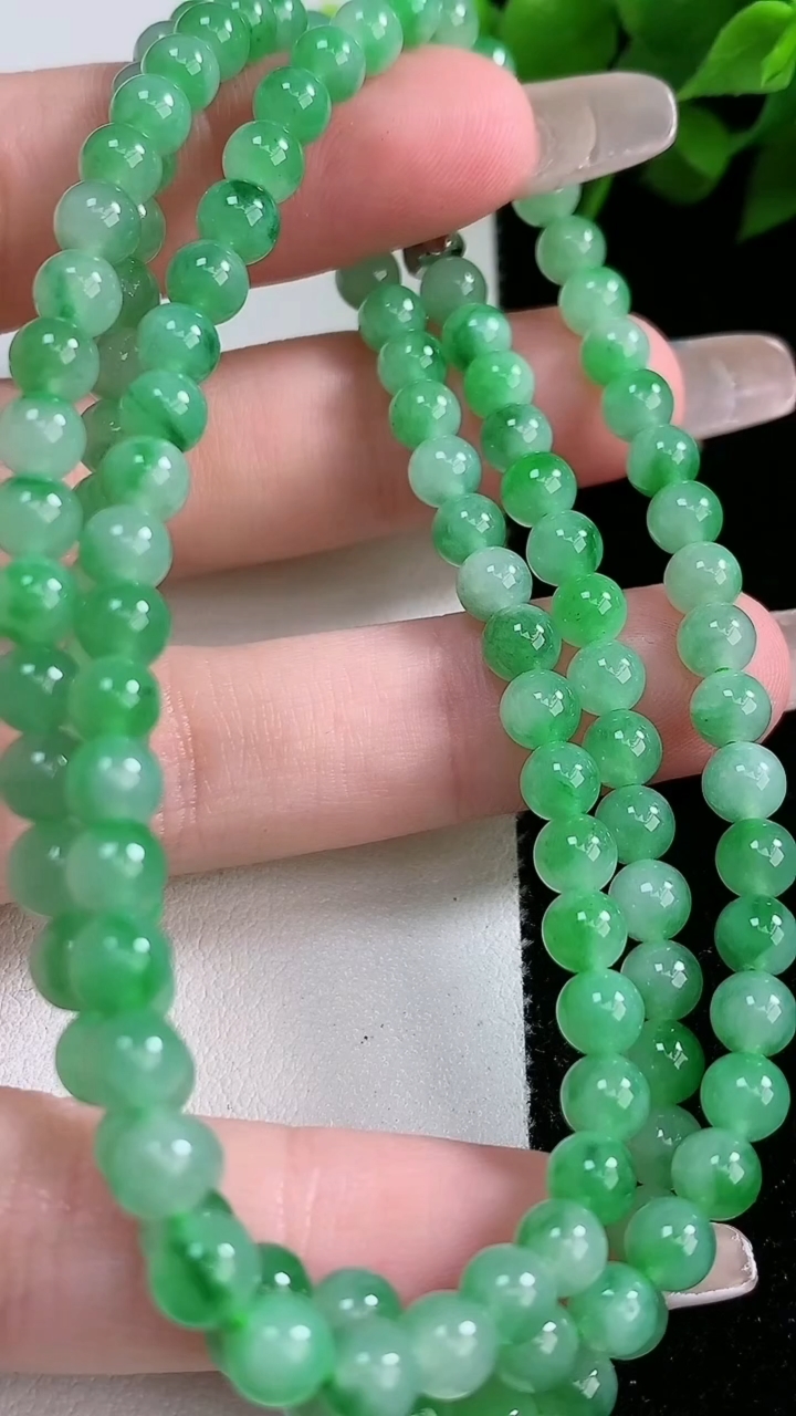天然A货翡翠圆珠项链，尺寸4.8-128颗，重:28.33g3月9日
工厂直销收藏佳品,种好水足，色