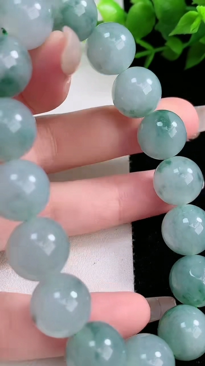 天然A货翡翠飘花圆珠手串，尺寸13，重:59.82g3月9日
工厂直销收藏佳品,种好水足，色泽均匀，