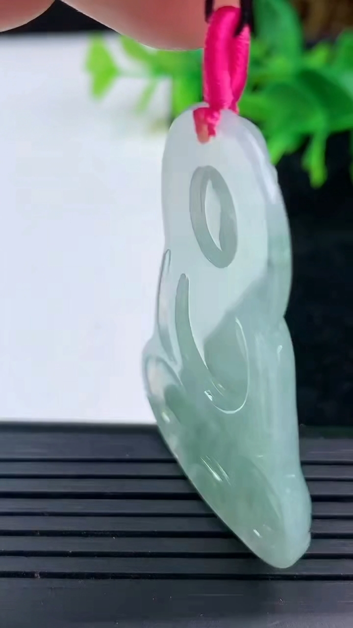 天然A货翡翠冰种飘花观音菩萨吊坠尺寸47-32-5.4重量:13.55g
3月9日