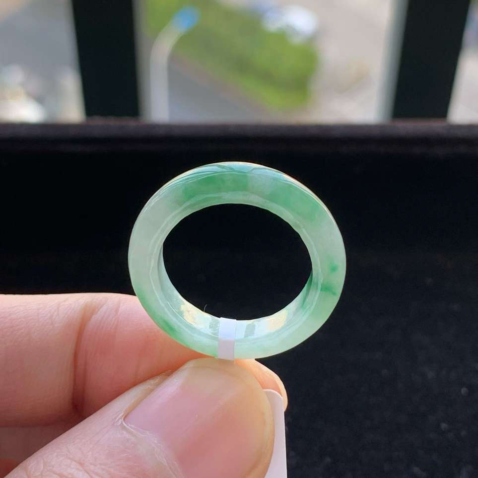 A货天然翡翠冰糯种飘绿戒指18号重量3.90
3月9日