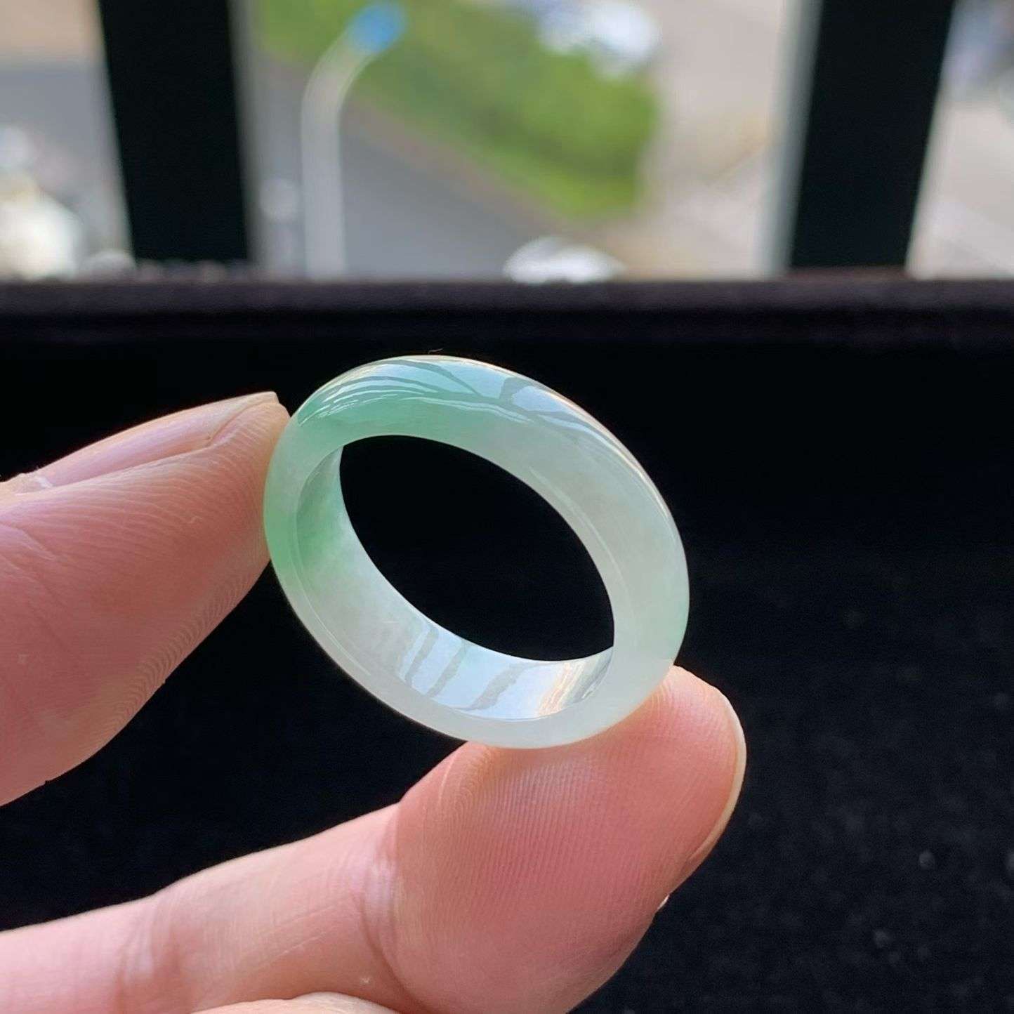 A货天然翡翠冰糯种飘绿戒指21号重量3.56
3月9日