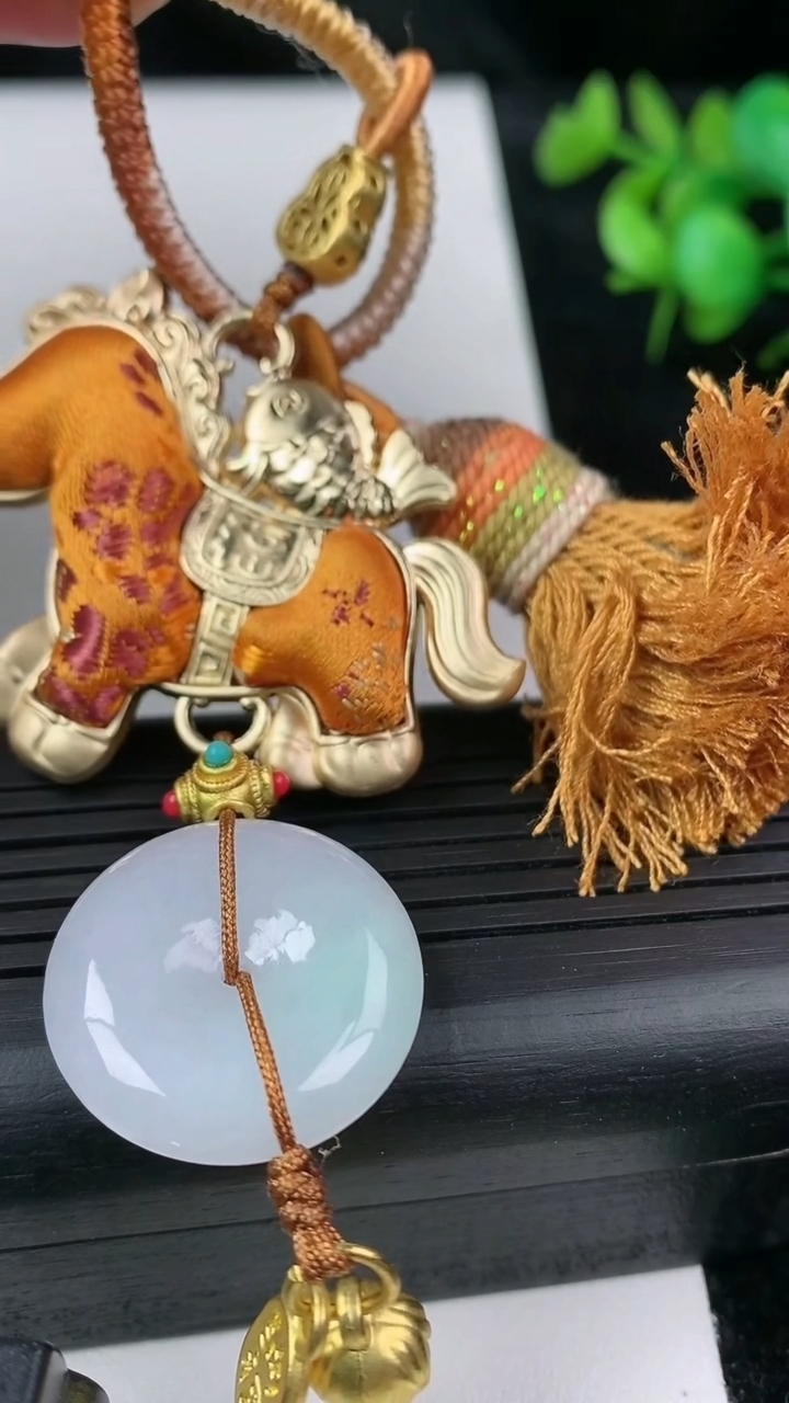 天然A货翡翠紫罗兰平安扣生肖马挂件，尺寸22.6-5.6，重量:31.31g
3月9日