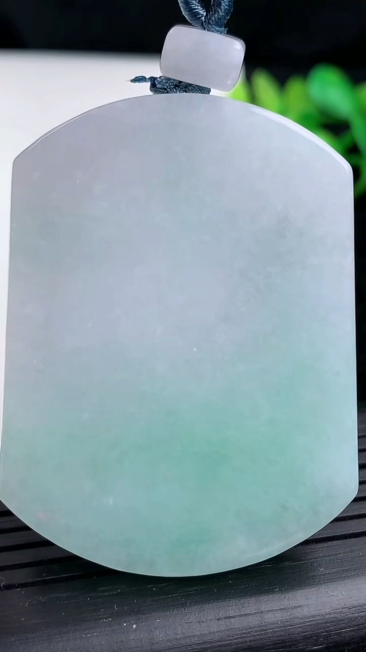 天然A货翡翠无事牌吊坠尺寸52.5-40.4-6重量:38.50g
3月9日