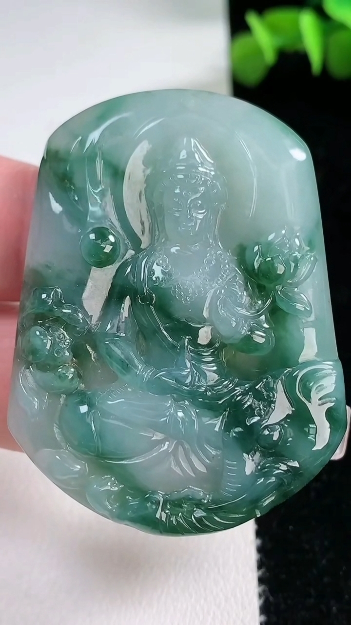 天然A货翡翠飘花普贤菩萨吊坠，尺寸51-38.6-6，重量25.23g
3月9日