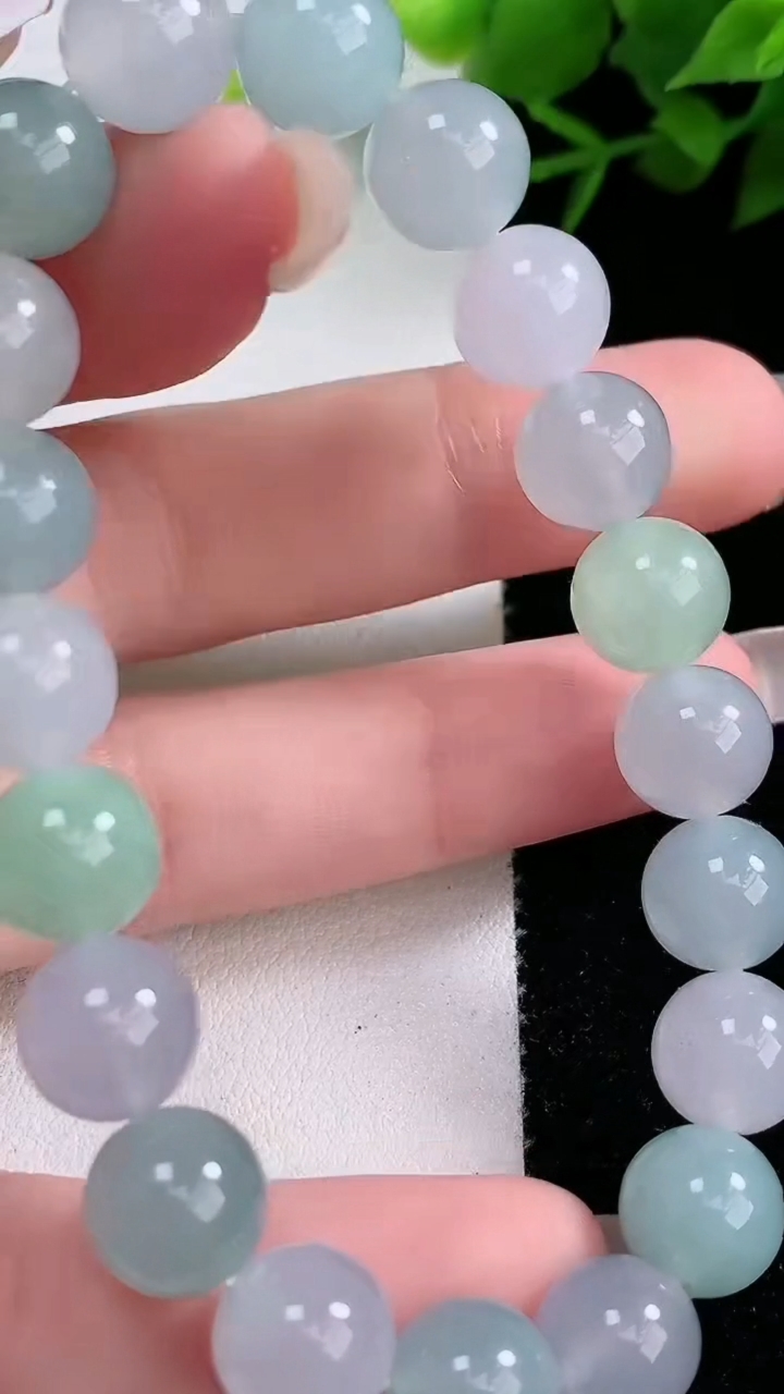 天然A货翡翠圆珠手串，尺寸9.5-20颗，重:29.96g3月9日
工厂直销收藏佳品,种好水足，色泽均匀，有种有色，上手高大气！