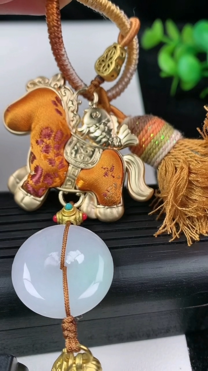 天然A货翡翠紫罗兰平安扣生肖马挂件，尺寸22.6-5.6，重量:31.31g
3月9日