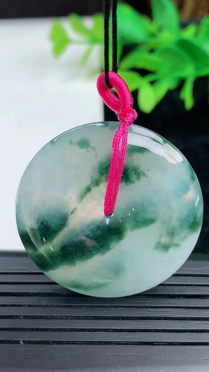 天然A货翡翠冰种飘花平安扣吊坠尺寸34.5-5.9重量:16.27g
3月9日