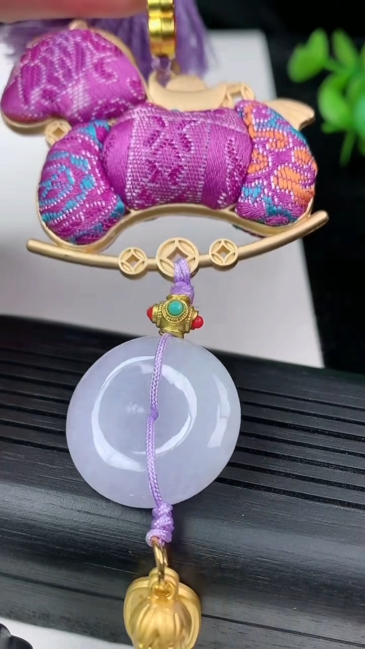 天然A货翡翠紫罗兰平安扣生肖马挂件，尺寸22.8-6，重量:36.65g
3月9日