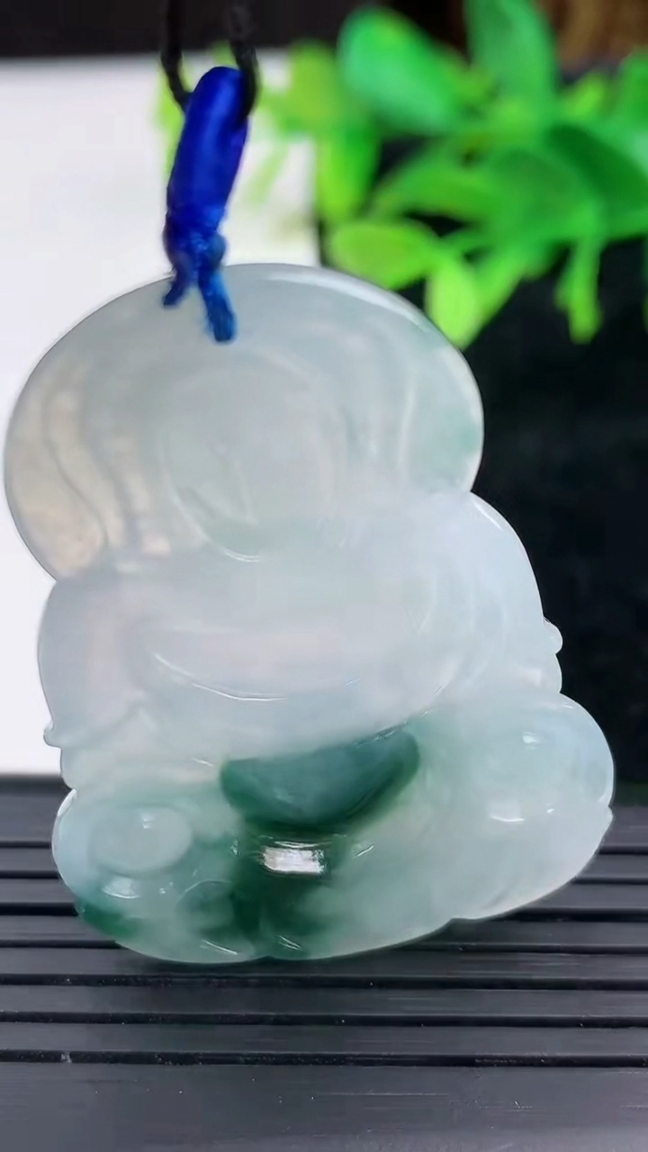 天然A货翡翠冰种飘花观音菩萨吊坠尺寸47.4-32.3-3.6重量:13.43g
3月9日