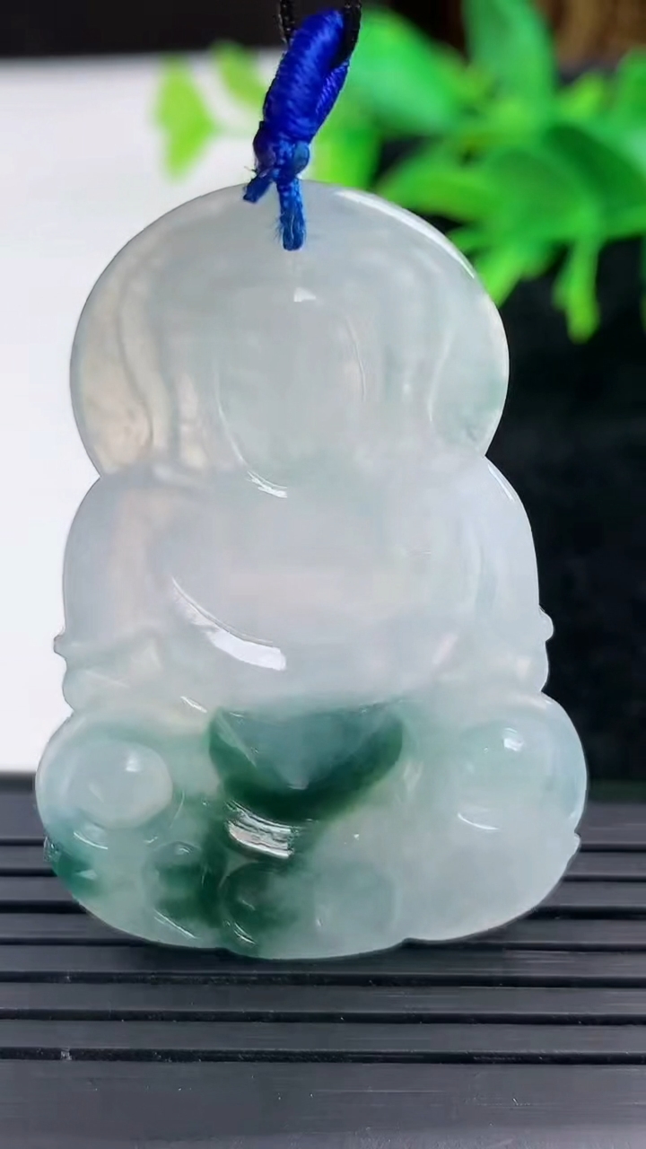 天然A货翡翠冰种飘花观音菩萨吊坠尺寸47.4-32.3-3.6重量:13.43g
3月9日