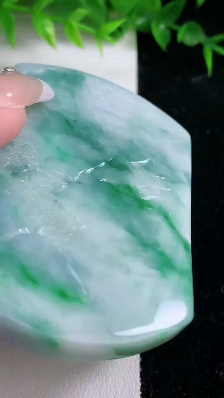 天然A货翡翠山水牌吊坠，尺寸73-54-11，重:95.95g
3月10日