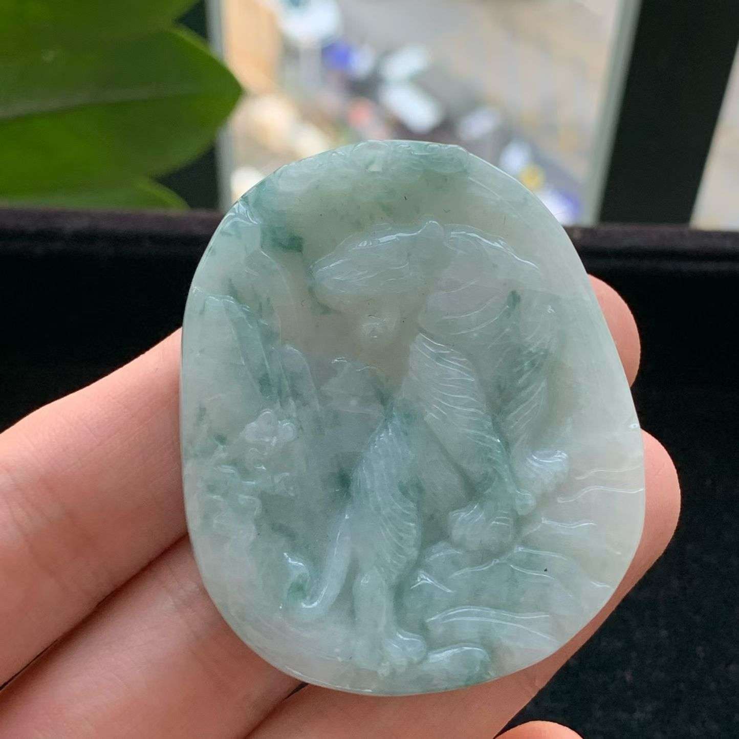 A货天然翡翠冰糯种飘花上山老虎牌吊坠重量36.74
3月10日