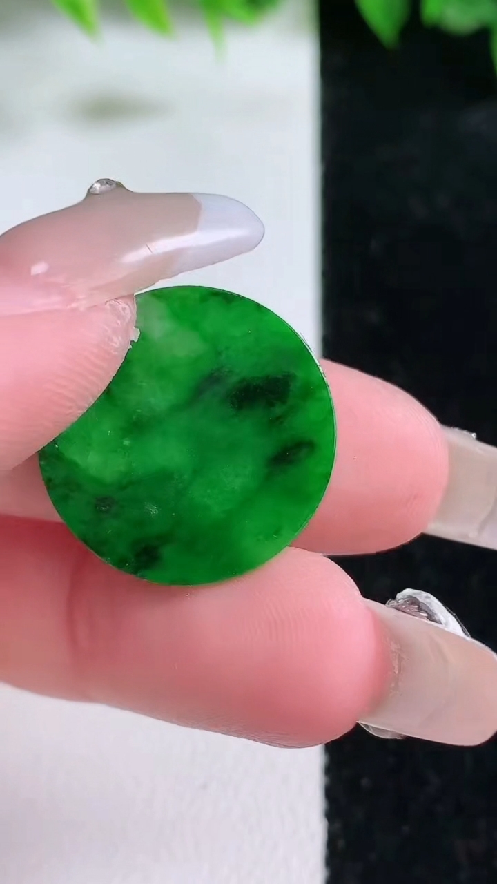 天然A货翡翠无事牌镶嵌件，尺寸25-1，重:1.04g
3月10日