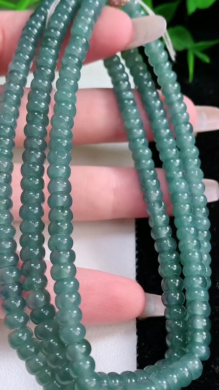 天然A货翡翠算盘珠项链，尺寸5.2-124颗，重:42.47g
3月10日
