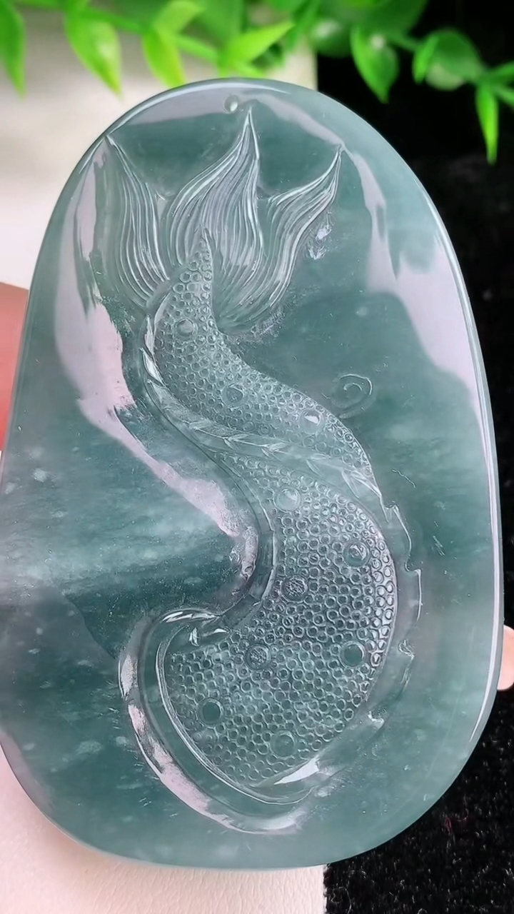 天然A货翡翠蓝水龙牌吊坠，尺寸72.9-46.2-10.3，重:58.85g
3月10日