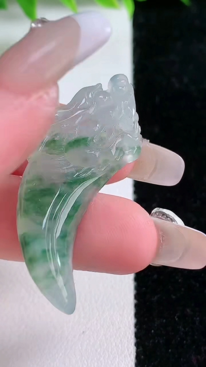 天然A货翡翠龙牙吊坠，尺寸45-16.5-5.9，重:9.50g
3月11日