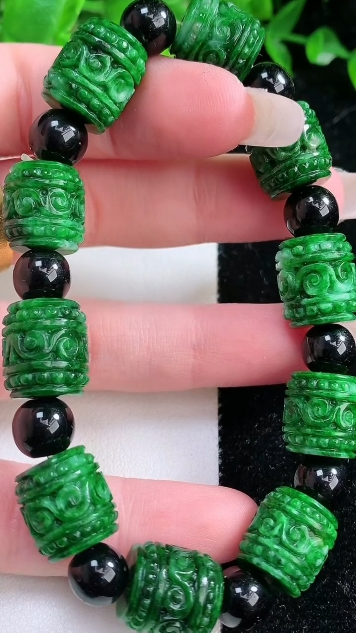 天然A货翡翠路路通手串，尺寸13.2-11.6，重:43.92g3月10日
工厂直销收藏佳品,种好水足，色泽均匀，有种有色，上手高大气！