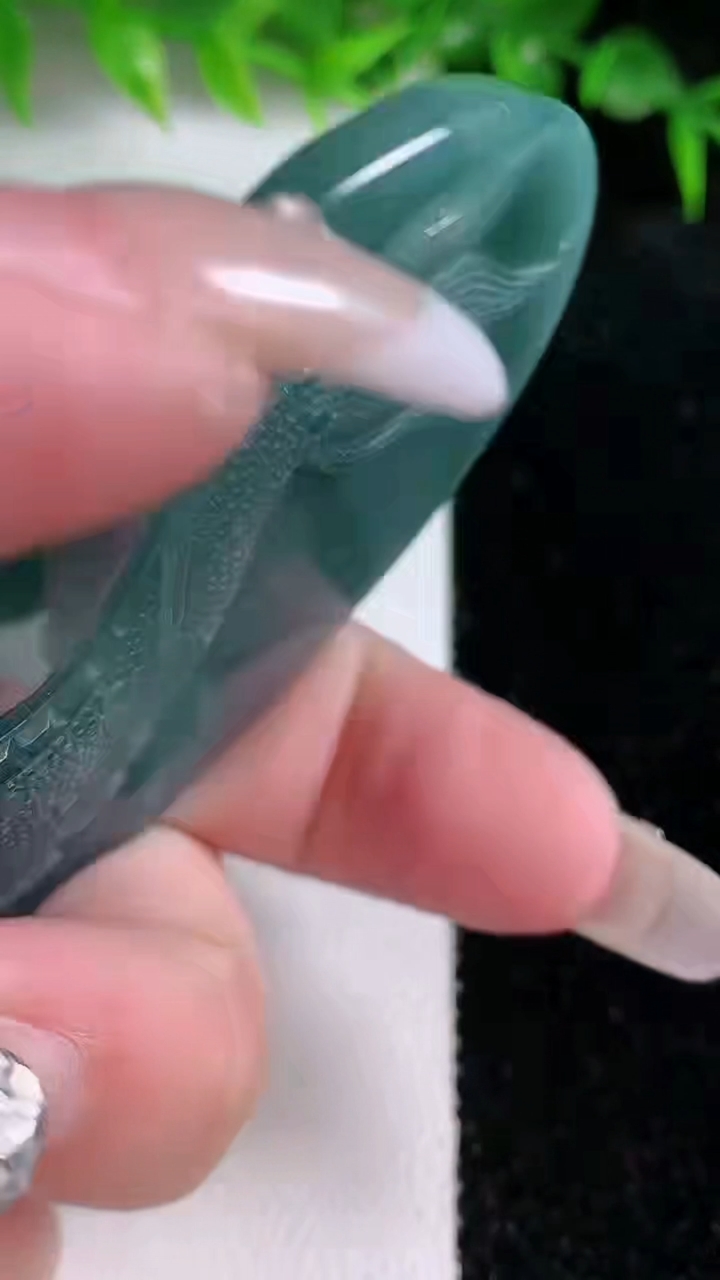 天然A货翡翠蓝水龙牌吊坠，尺寸72.9-46.2-10.3，重:58.85g
3月10日