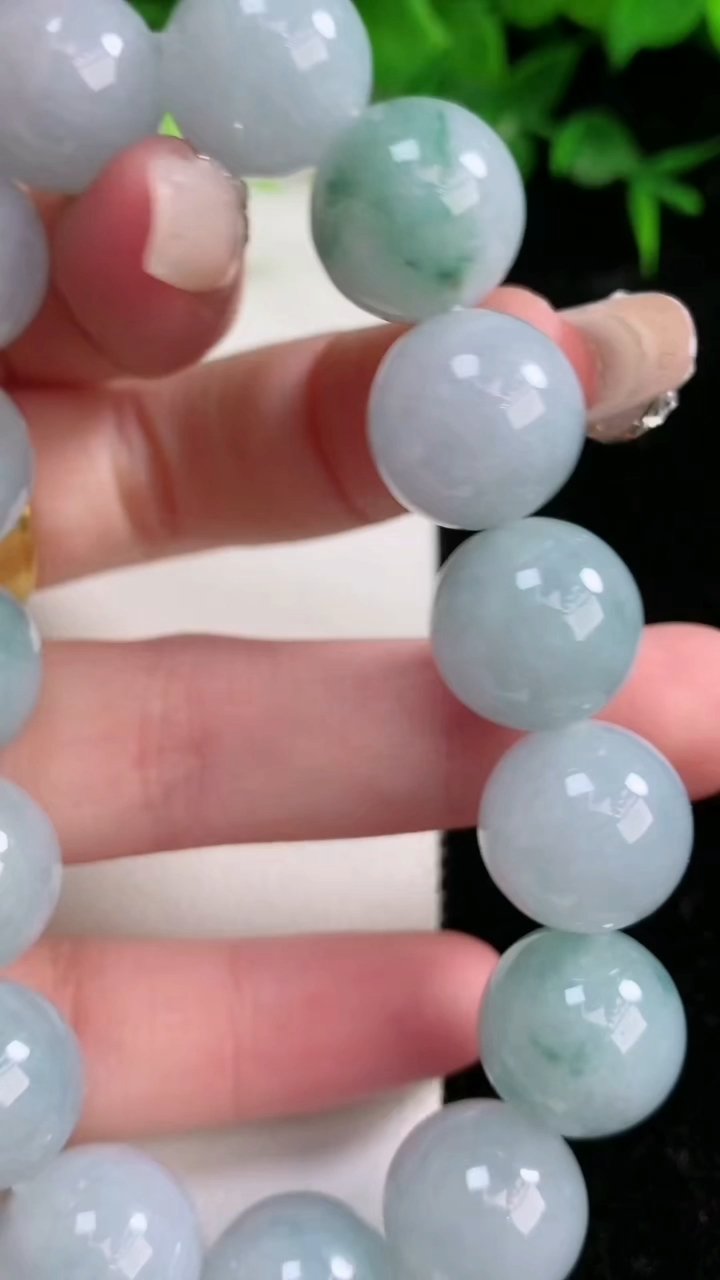 天然A货翡翠飘花圆珠手串，尺寸14-15颗，重:72.92g3月10日
工厂直销收藏佳品,种好水足，色泽均匀，有种有色，上手高大气！