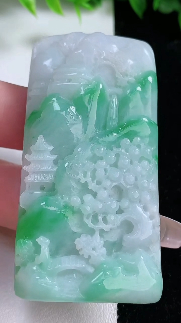 天然A货翡翠山水牌吊坠，尺寸65.2-32.6-11，重:51.47g
3月10日