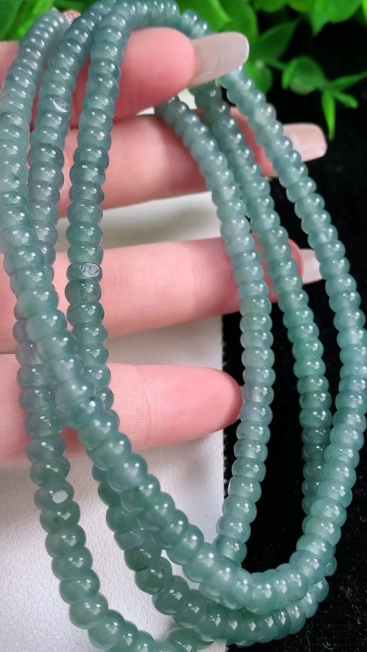 天然A货翡翠算盘珠项链，尺寸5.2-228颗，重:42.75g
3月10日