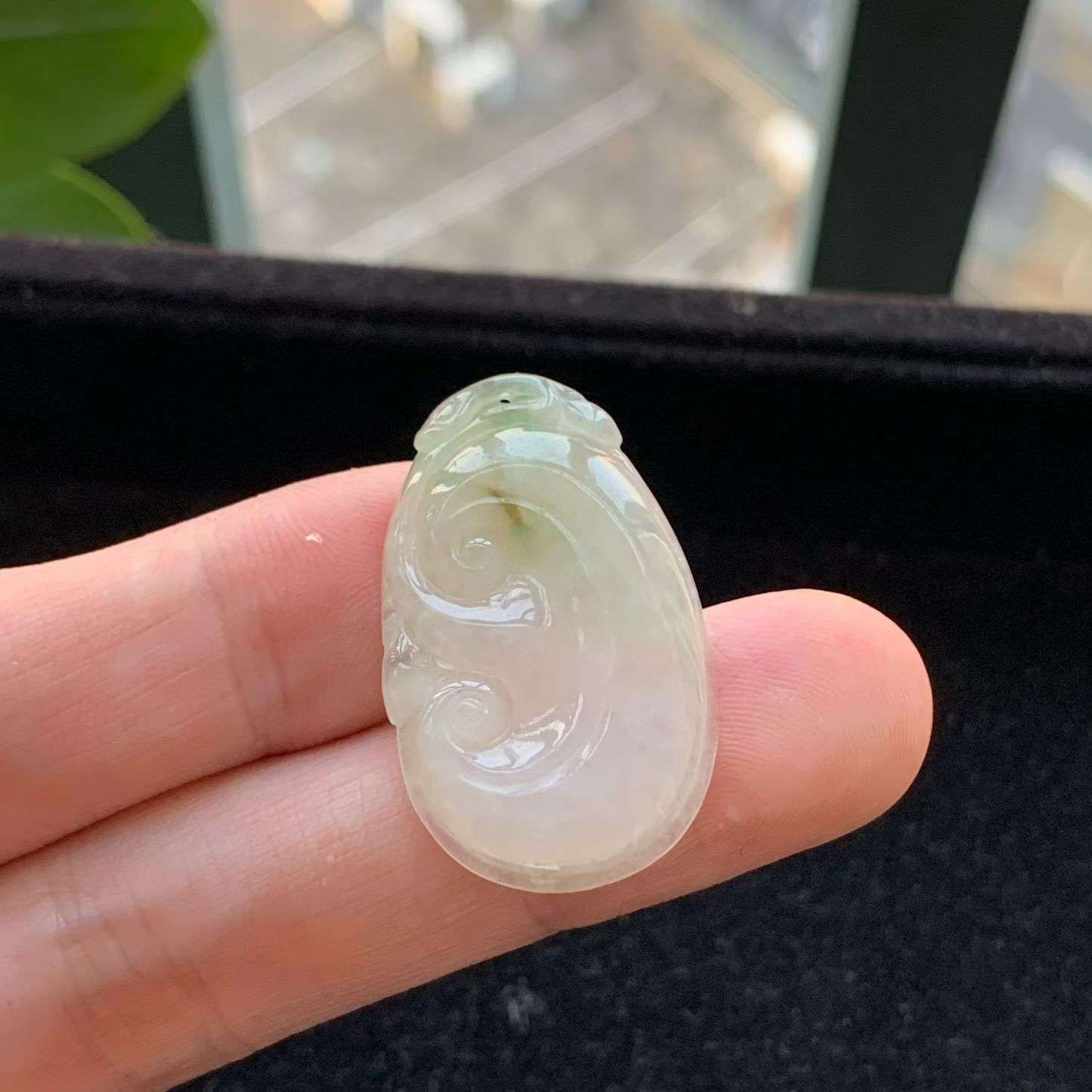 A货天然翡翠冰糯种飘绿如意吊坠重量4.67
3月10日