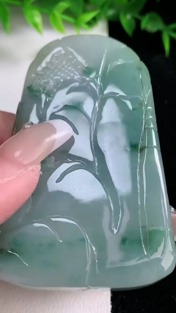 天然A货翡翠牌吊坠，尺寸72-45.5-13.8，重:79.59g
3月10日