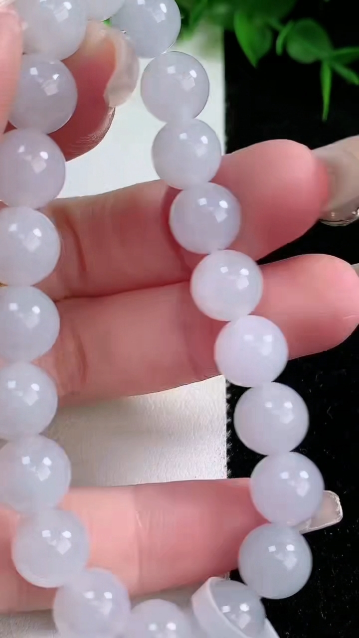 天然A货翡翠圆珠手串，尺寸9，重:26.52g3月10日
工厂直销收藏佳品,种好水足，色泽均匀，有种