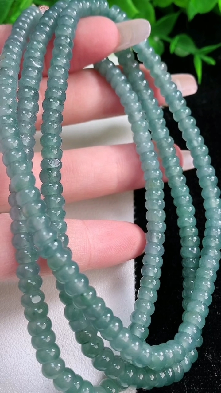 天然A货翡翠算盘珠项链，尺寸5.2-228颗，重:42.75g
3月10日