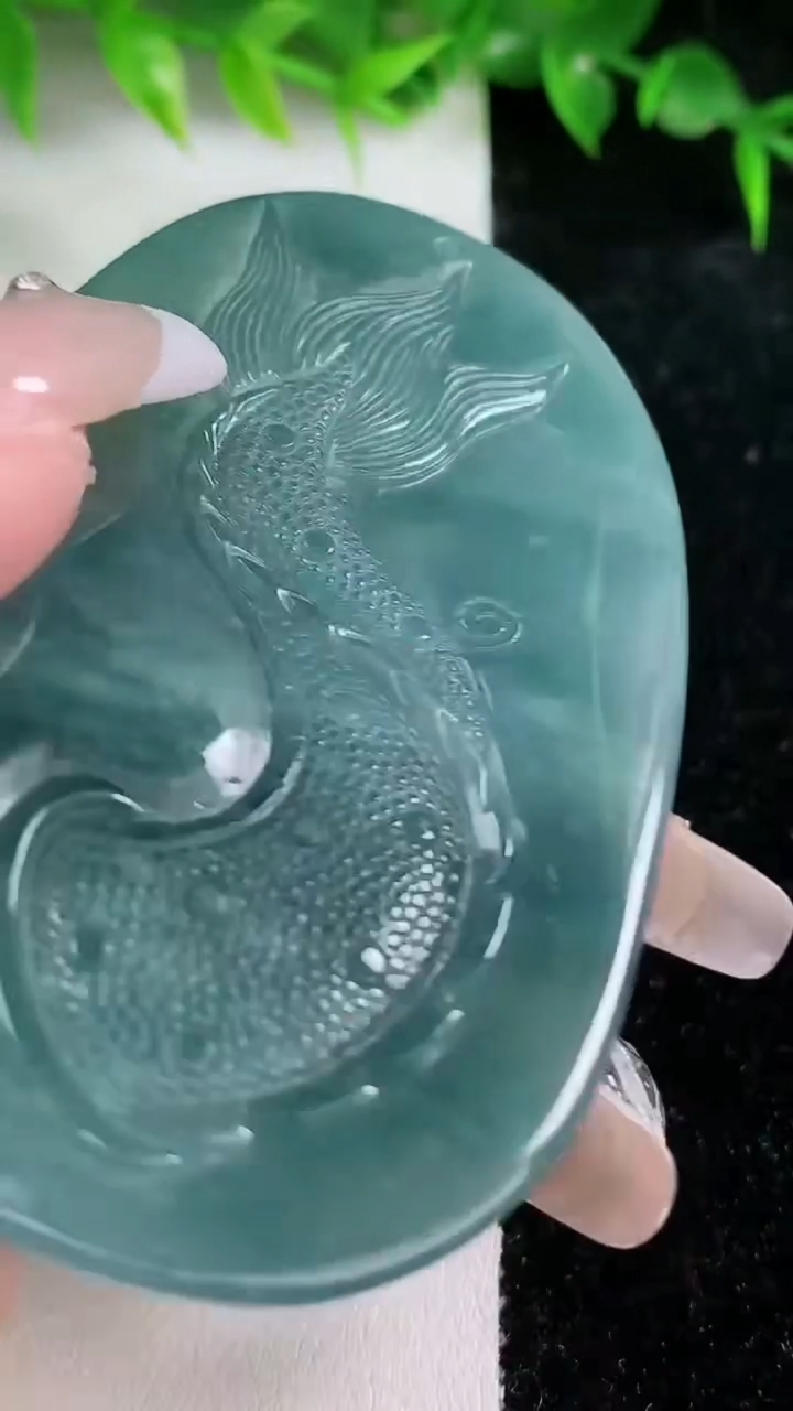 天然A货翡翠蓝水龙牌吊坠，尺寸72.9-46.2-10.3，重:58.85g
3月10日