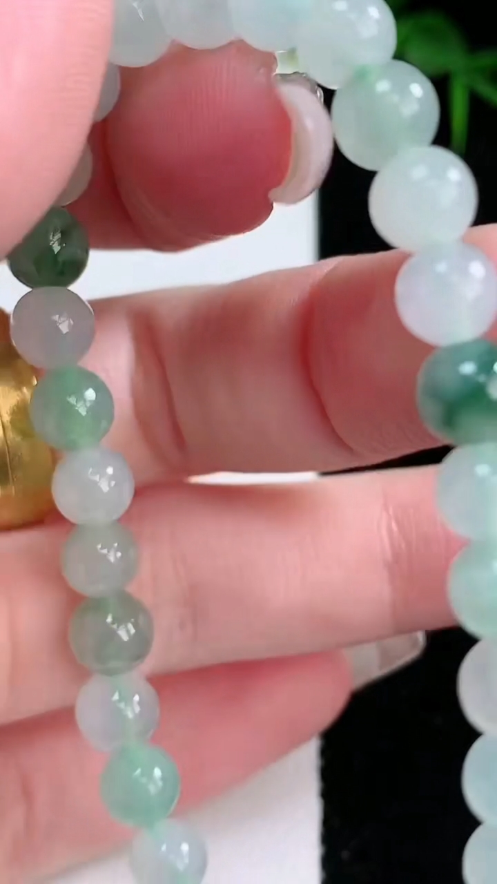 天然A货翡翠圆珠手串，尺寸6.5，重:13.27g3月10日
工厂直销收藏佳品,种好水足，色泽均匀，有种有色，上手高大气！