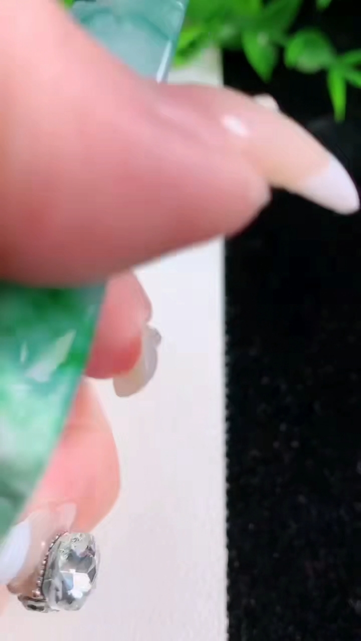 天然A货翡翠山水牌吊坠，尺寸73-54-11，重:95.95g
3月10日