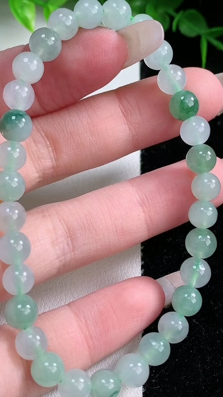 天然A货翡翠圆珠手串，尺寸6.5，重:13.27g3月10日
工厂直销收藏佳品,种好水足，色泽均匀，