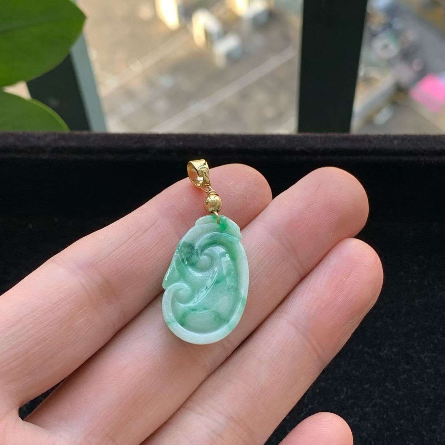 A货天然翡翠冰糯种925银飘绿如意吊坠重量3.73
3月10日