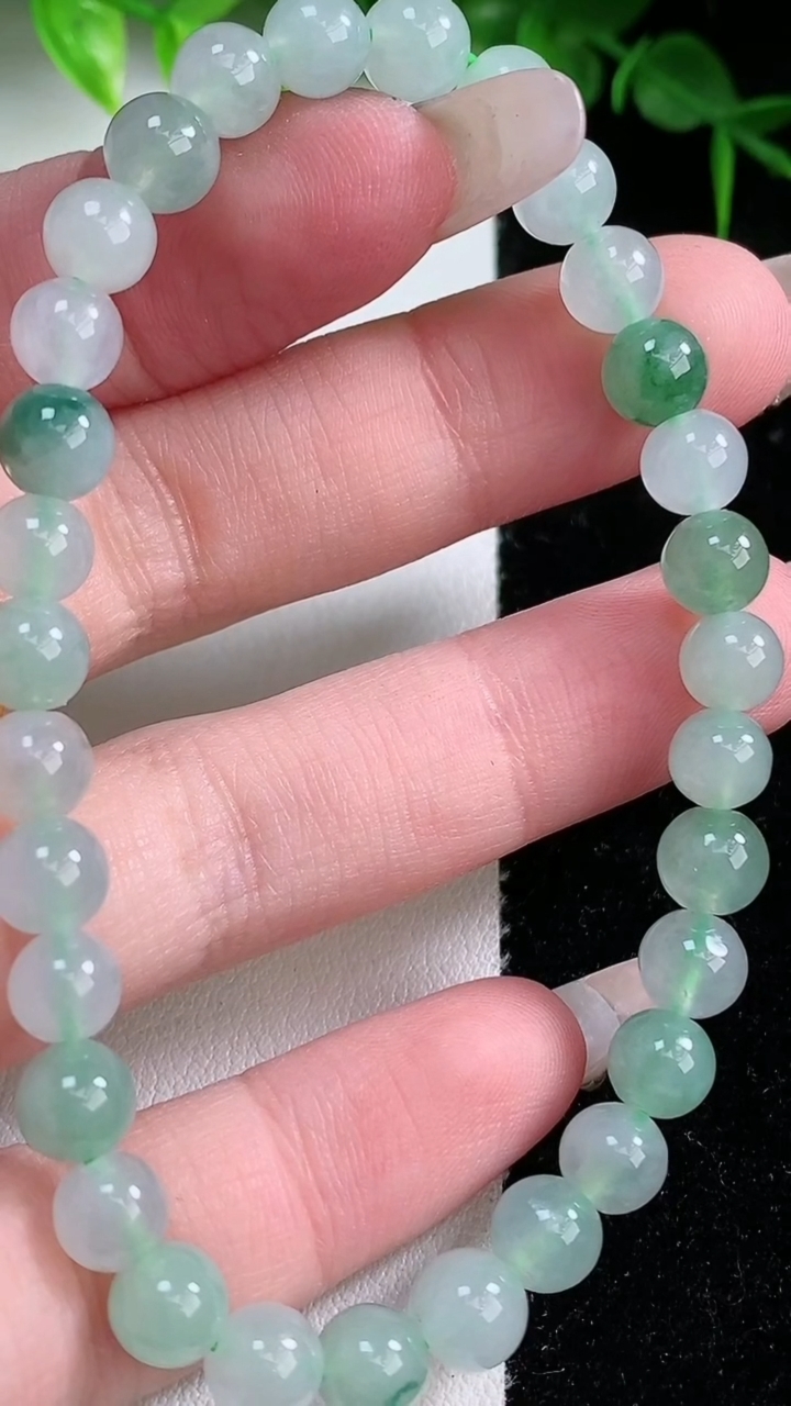 天然A货翡翠圆珠手串，尺寸6.5，重:13.27g3月10日
工厂直销收藏佳品,种好水足，色泽均匀，有种有色，上手高大气！