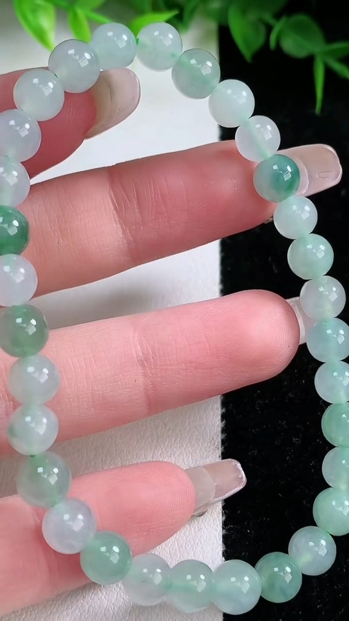 天然A货翡翠圆珠手串，尺寸6.5，重:13.27g3月10日
工厂直销收藏佳品,种好水足，色泽均匀，有种有色，上手高大气！
