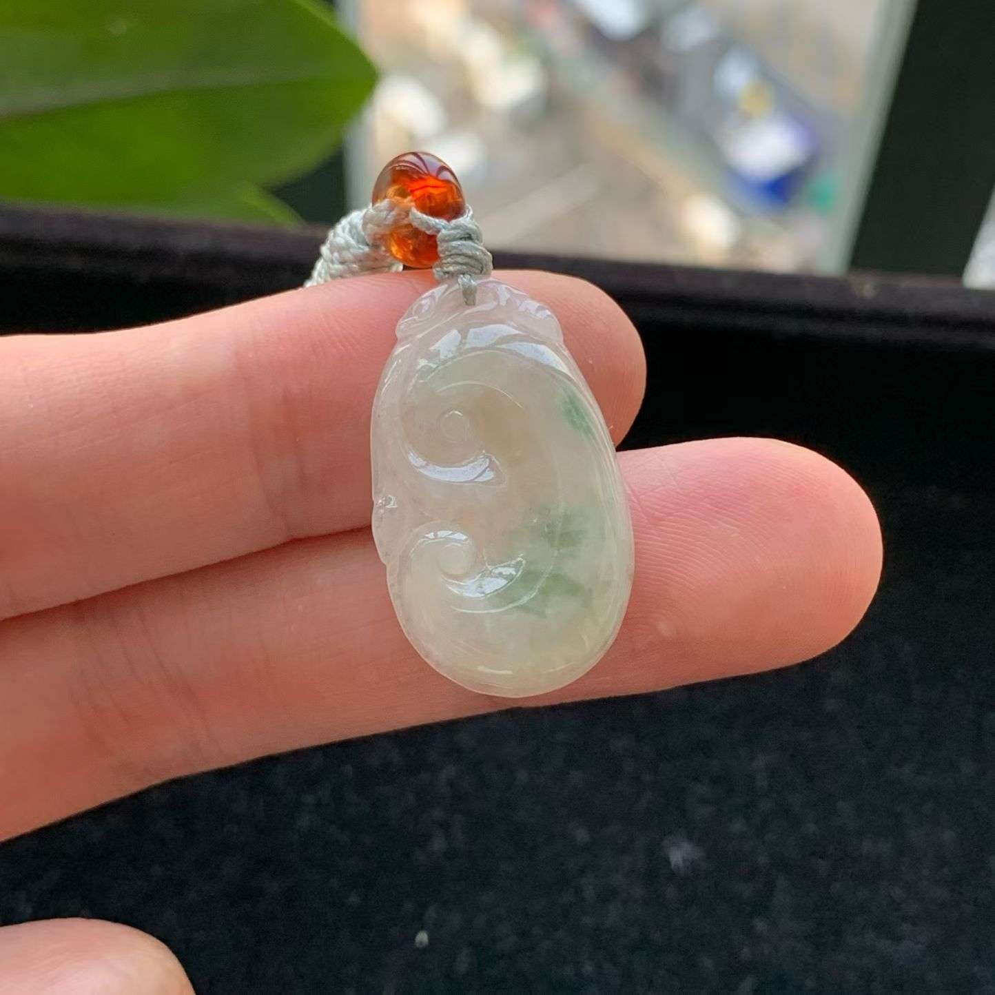 A货天然翡翠冰糯种飘绿如意吊坠重量2.72
3月10日