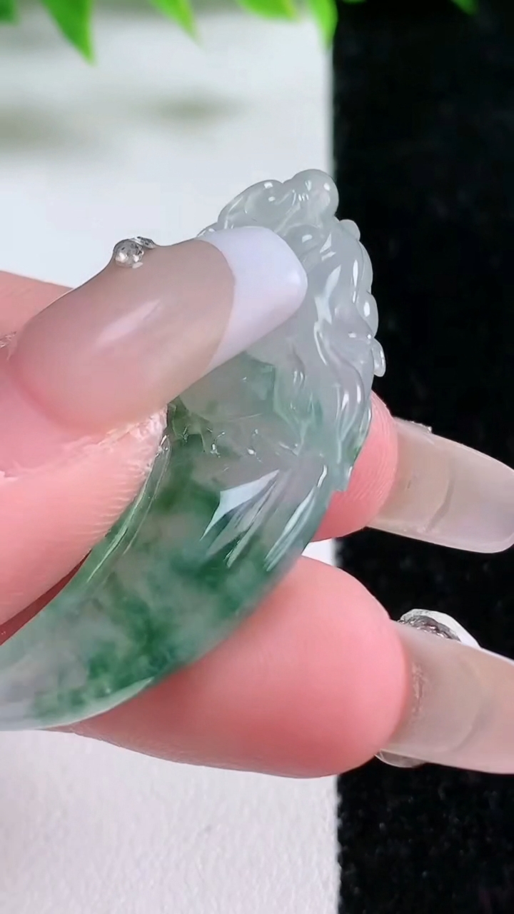 天然A货翡翠龙牙吊坠，尺寸45-16.5-5.9，重:9.50g
3月11日