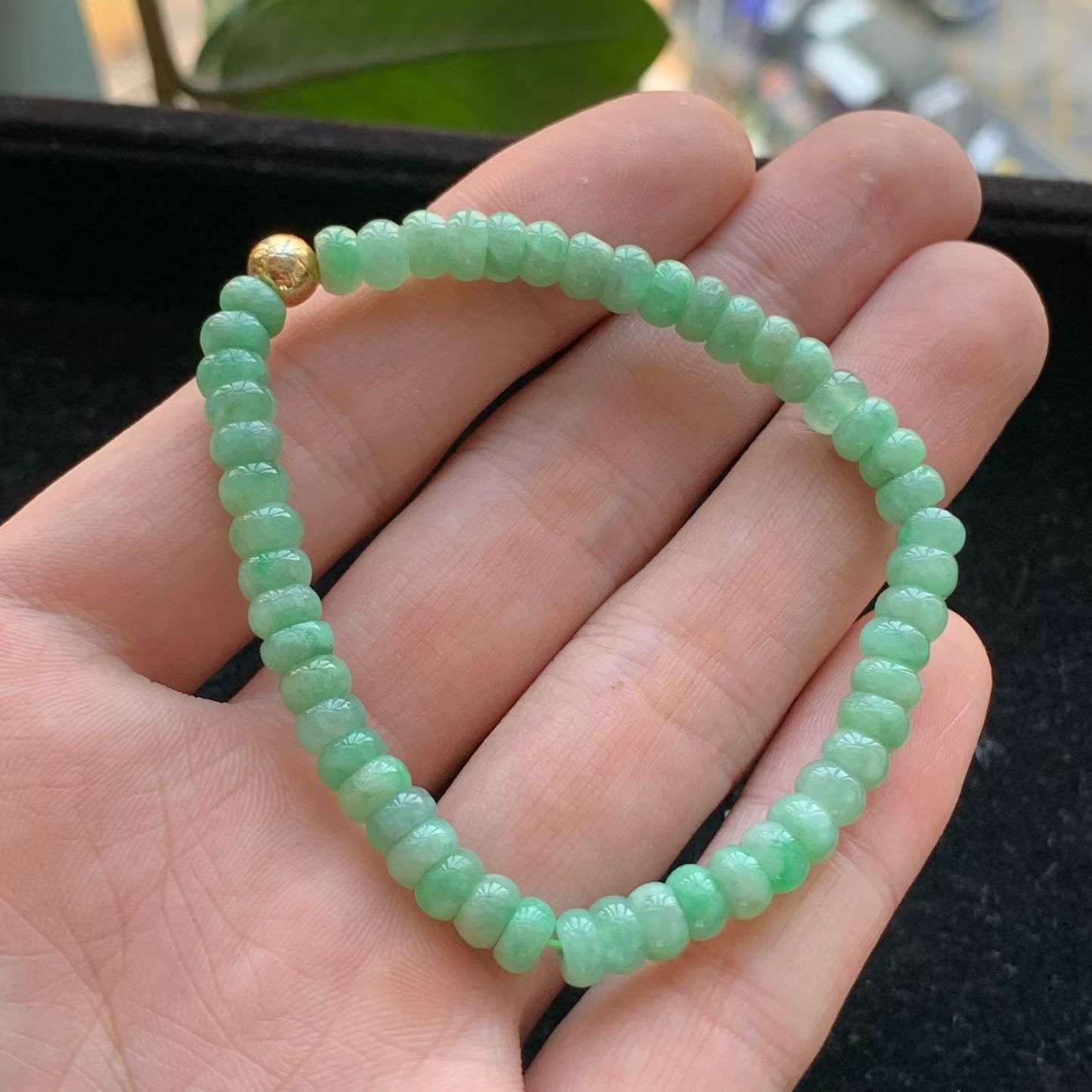 A货天然翡翠冰糯种满绿算盘珠手链重量11.93
3月10日