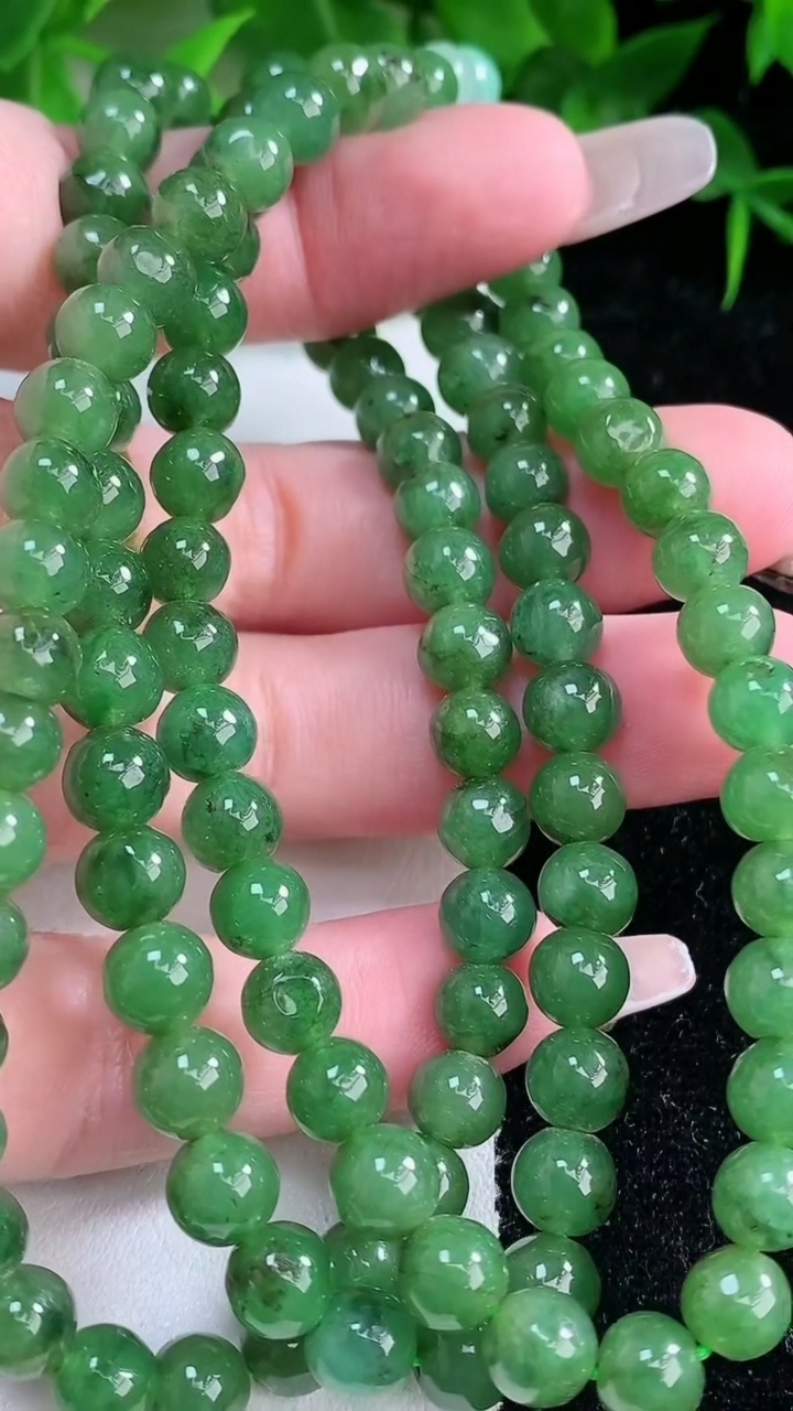 天然A货翡翠圆珠项链，尺寸6.5-108颗，重:51.38g3月10日
工厂直销收藏佳品,种好水足，色泽均匀，有种有色，上手高大气！