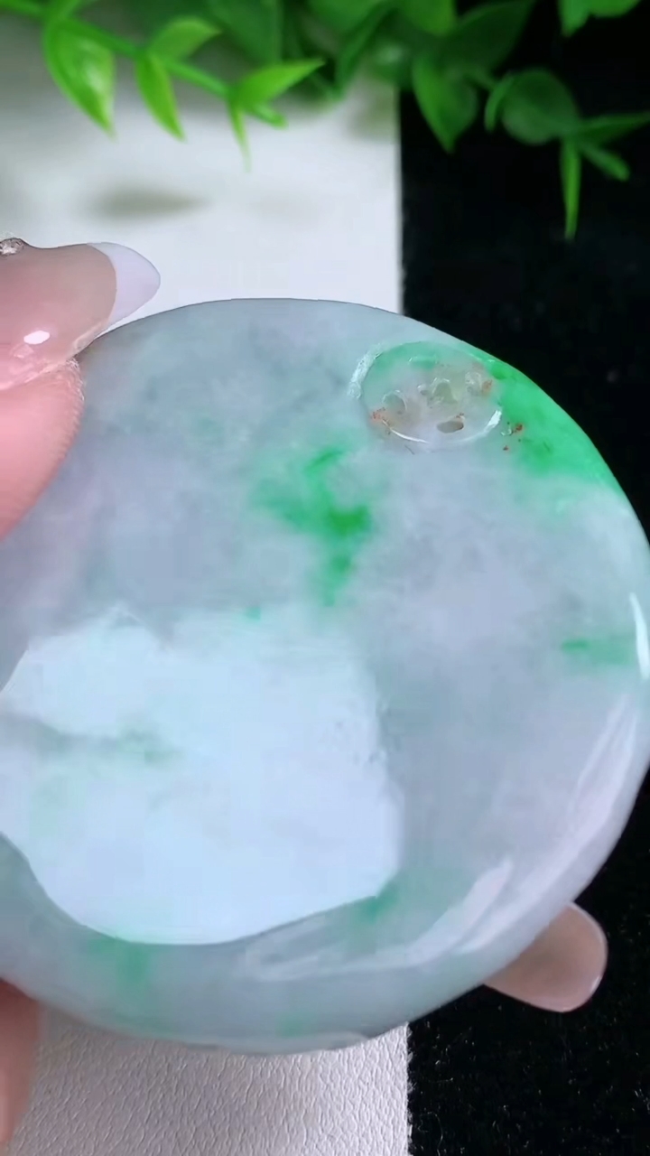 天然A货翡翠龙牌吊坠，尺寸54.7-12.8，重:67.93g
3月10日