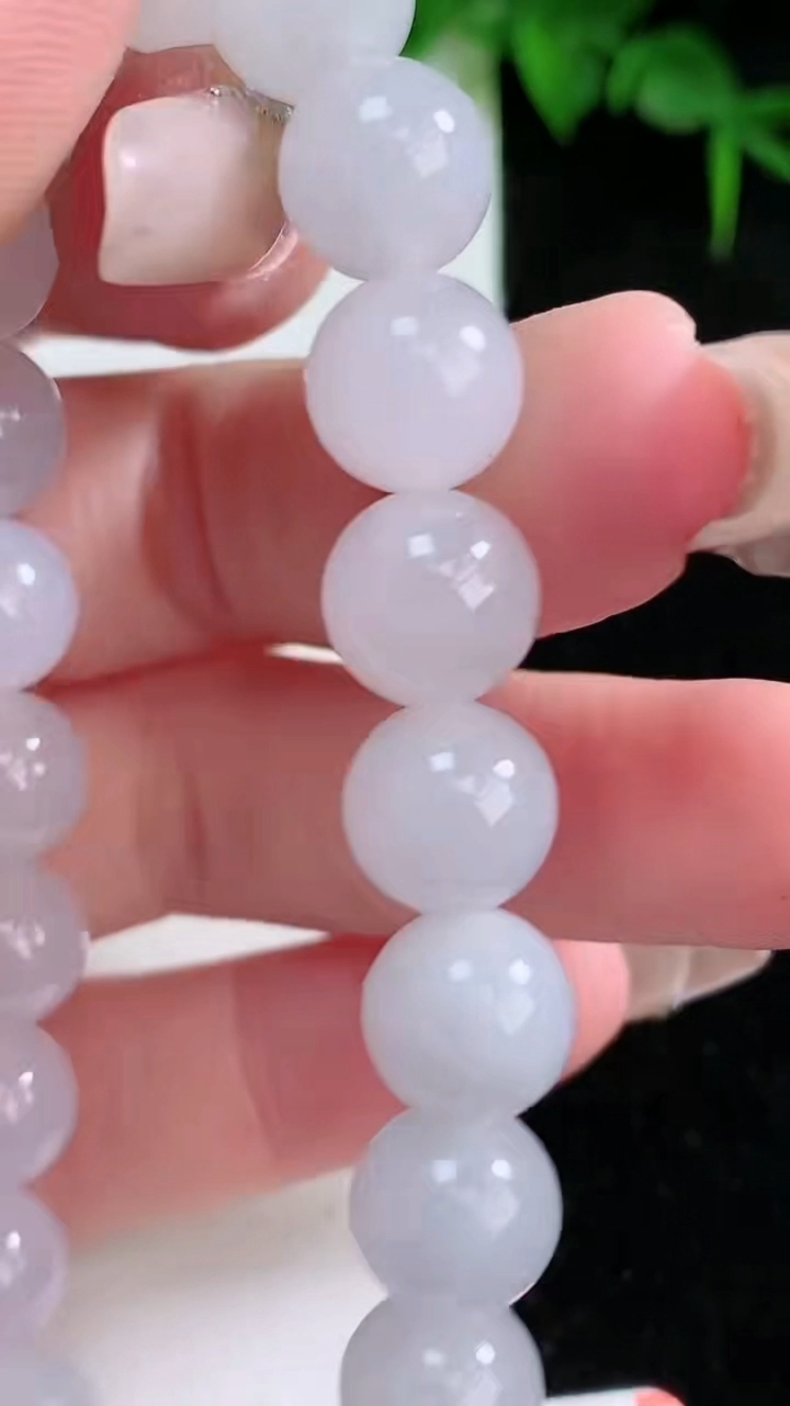 天然A货翡翠圆珠手串，尺寸9，重:26.52g3月10日
工厂直销收藏佳品,种好水足，色泽均匀，有种有色，上手高大气！