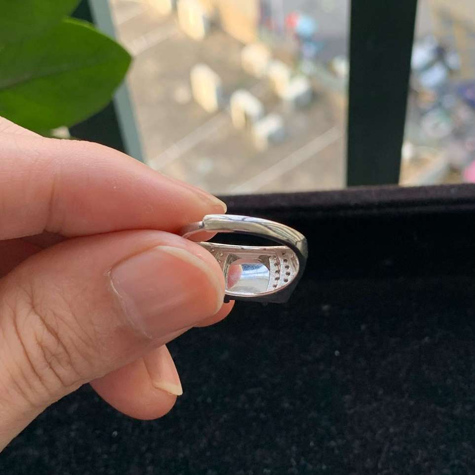 A货天然翡翠冰糯种925银活口满绿戒指重量3.15
3月10日