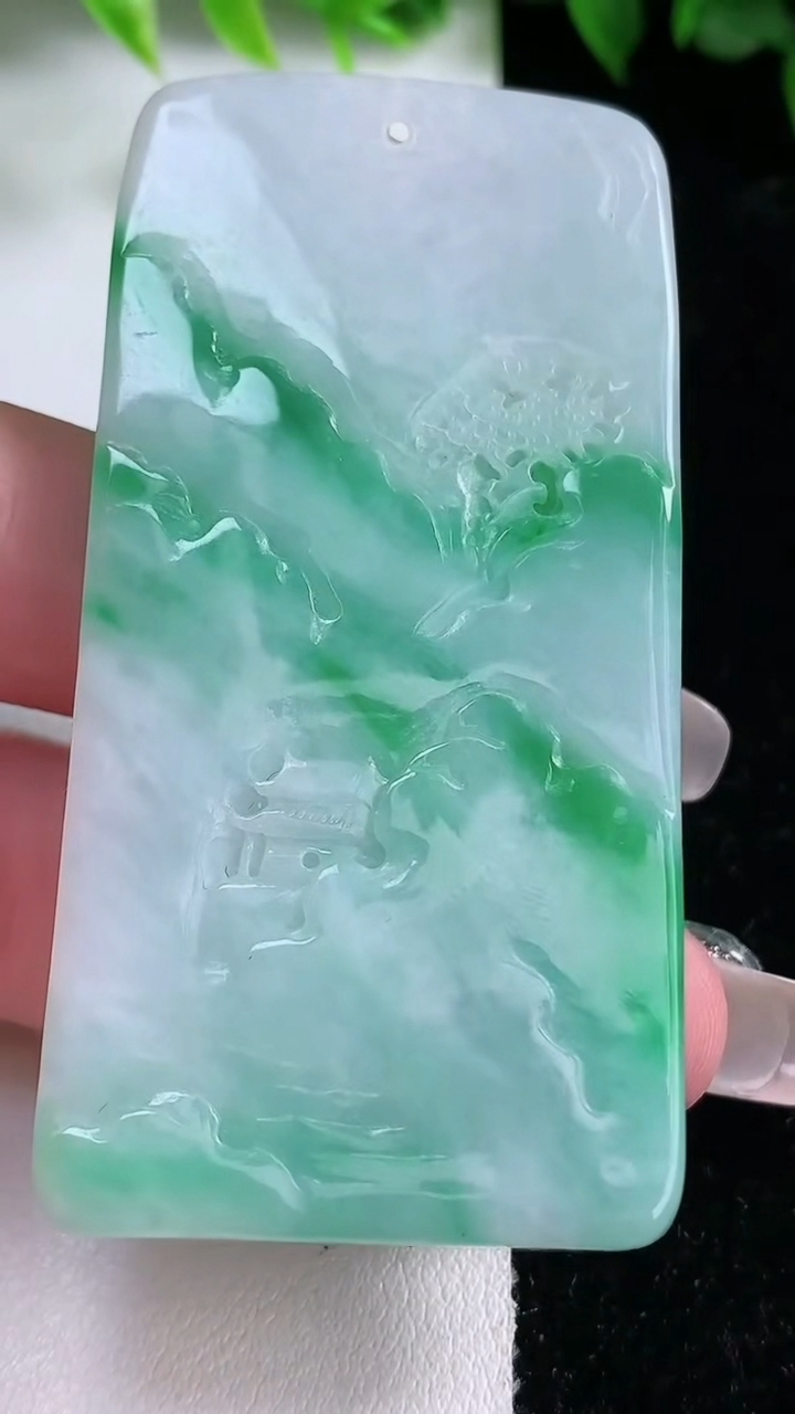 天然A货翡翠山水牌吊坠，尺寸65.2-32.6-11，重:51.47g
3月10日