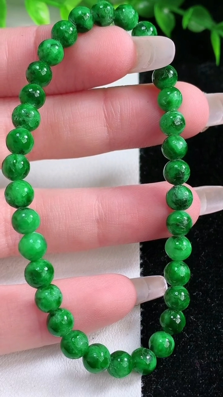 天然A货翡翠圆珠手串，尺寸5.8-34颗，重:9.98g3月10日
工厂直销收藏佳品,种好水足，色泽均匀，有种有色，上手高大气！