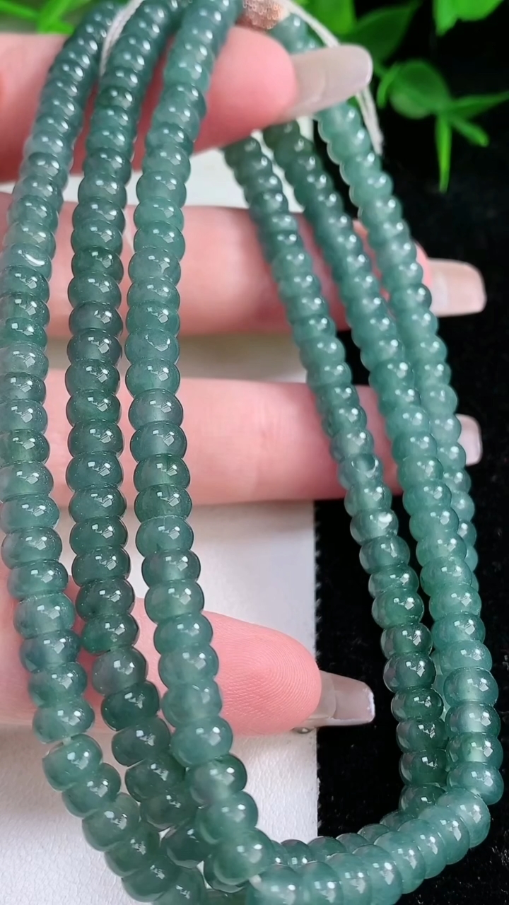 天然A货翡翠算盘珠项链，尺寸5.2-124颗，重:42.47g
3月10日